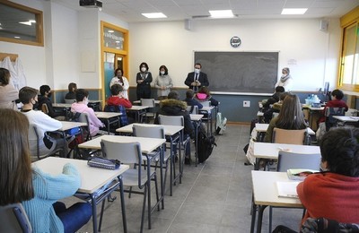 /media/noticias/fotos/pr/2020/12/06/boadilla-reparte-entre-sus-escolares-ejemplares-de-la-constitucion-espanola-para-conmemorar-su-aniversario_thumb.jpg